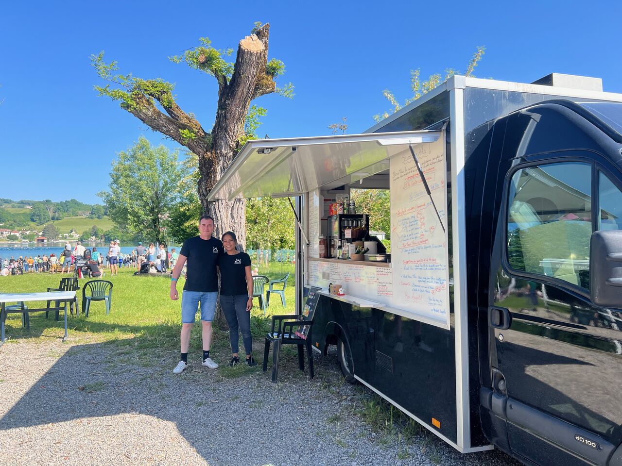 Voorzieningen 11 Baan Thaï, Thaise keuken bij de foodtruck van camping Détente et Clapotis, meer van Paladru