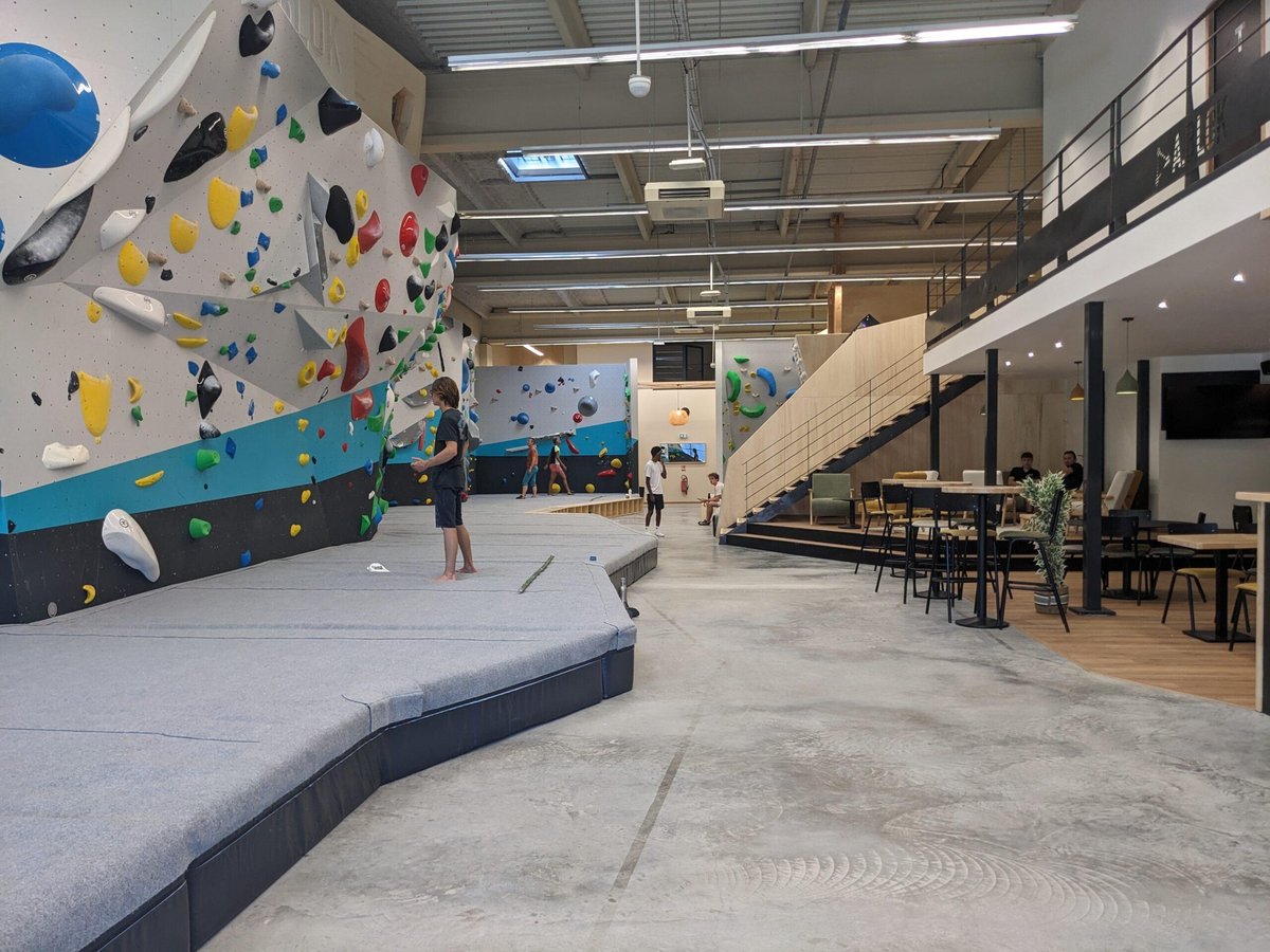 Activités 36 Ablok Voiron, salle d'escalade en bloc à 23 minutes du camping Détente et Clapotis