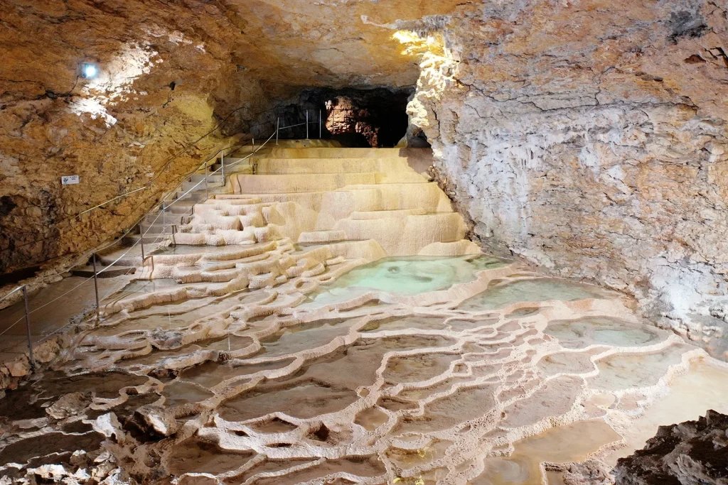 Activités 38 Grottes de La Balme, à 52 minutes du camping Détente et Clapotis