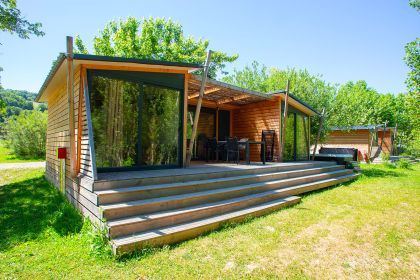 Accommodaties 1 Natura Lodge 4 personnes, vue extérieure et terrasse privée, camping Lac de Paladru